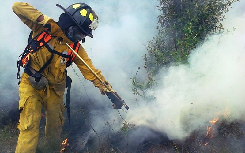 bomberos-nabon-apagando-incendio-forestal